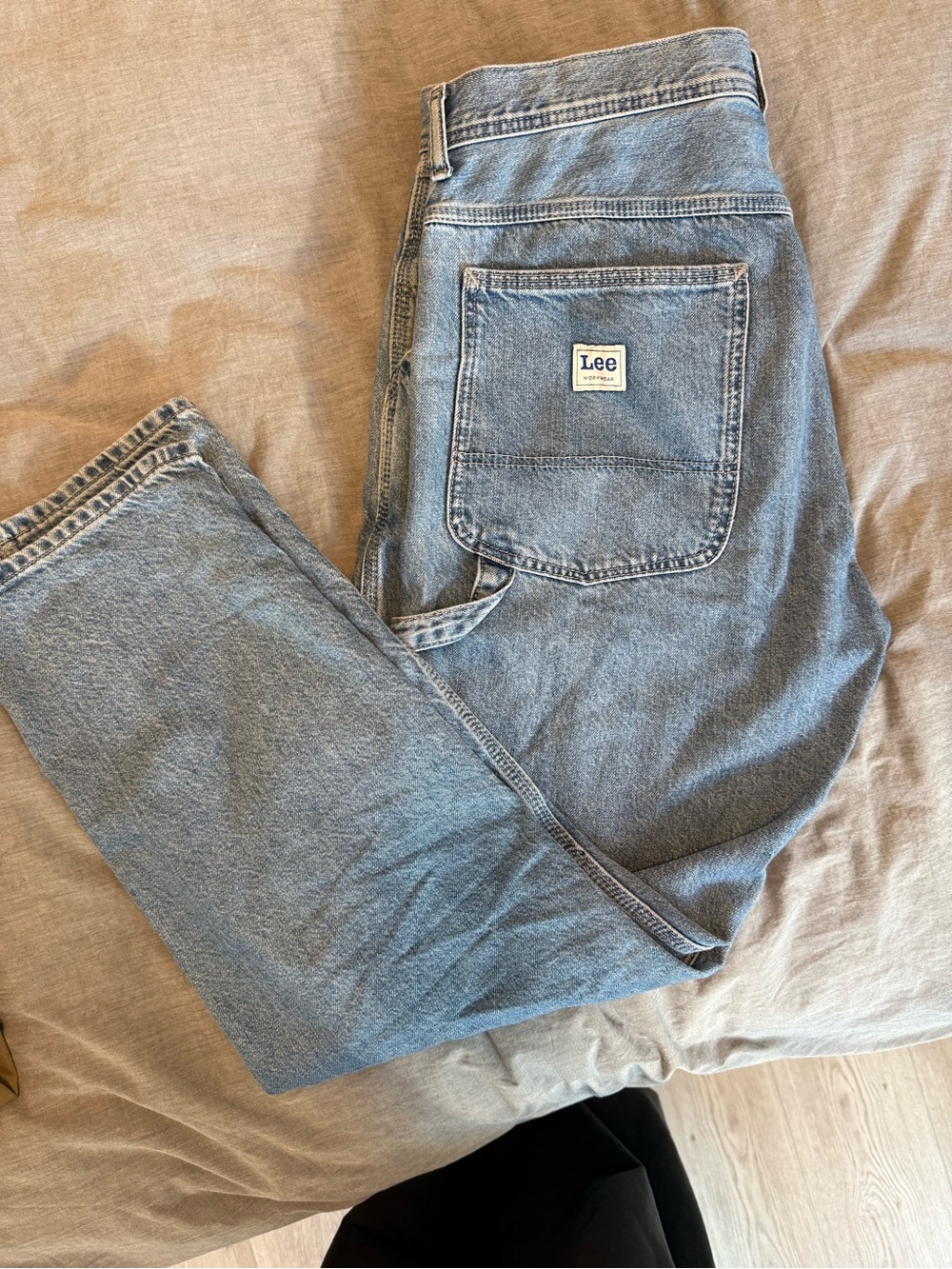Lee Men's Faded Light Blue Relaxed Jeans